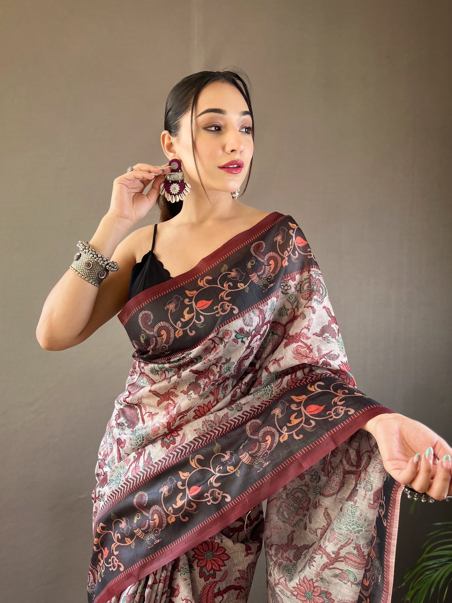 Grey Beautiful pallu and border all over the saree with tassels