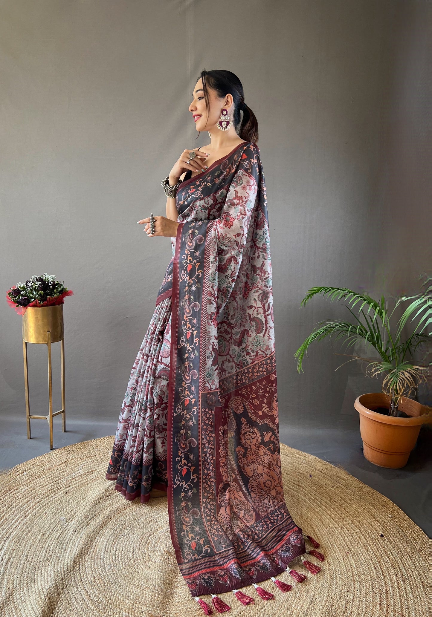 Grey Beautiful pallu and border all over the saree with tassels