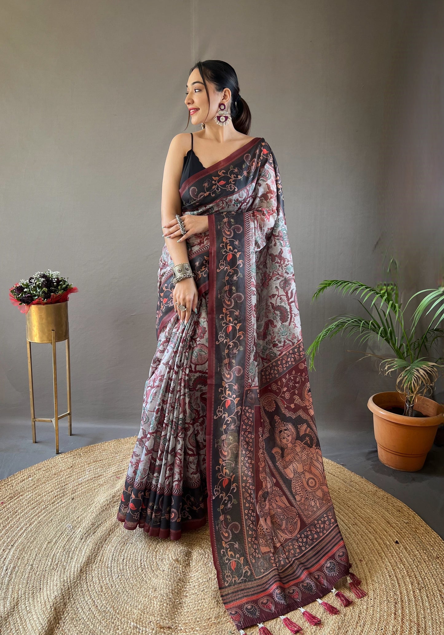 Grey Beautiful pallu and border all over the saree with tassels