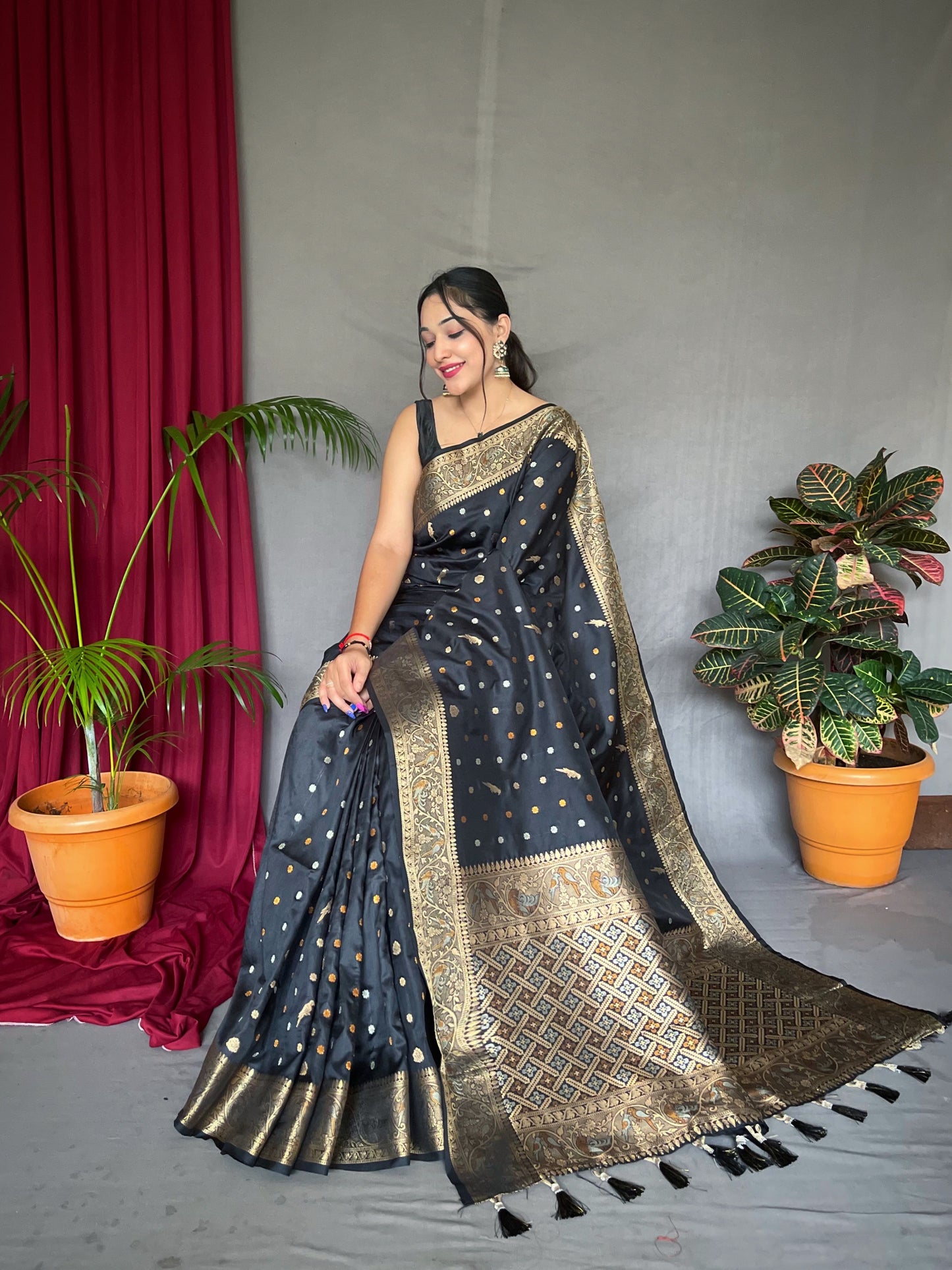 PURE SOFT  SILK SAREE WITH COPPER AND GOLDEN ZARI WEAVED BORDER AND RICH PALLU WITH BEAUTIFUL MOTIFS AND ELEGANT COLOR