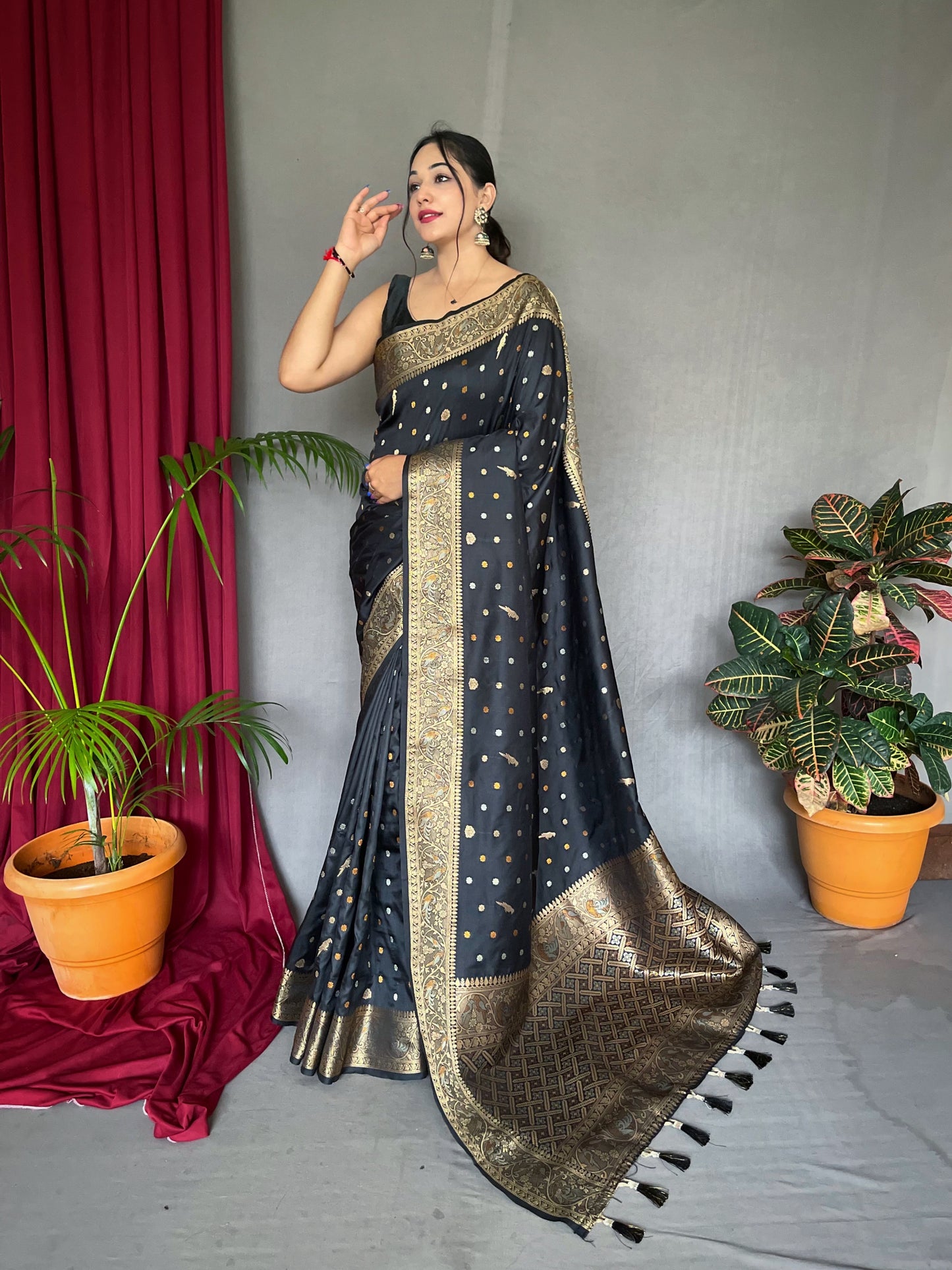 PURE SOFT  SILK SAREE WITH COPPER AND GOLDEN ZARI WEAVED BORDER AND RICH PALLU WITH BEAUTIFUL MOTIFS AND ELEGANT COLOR