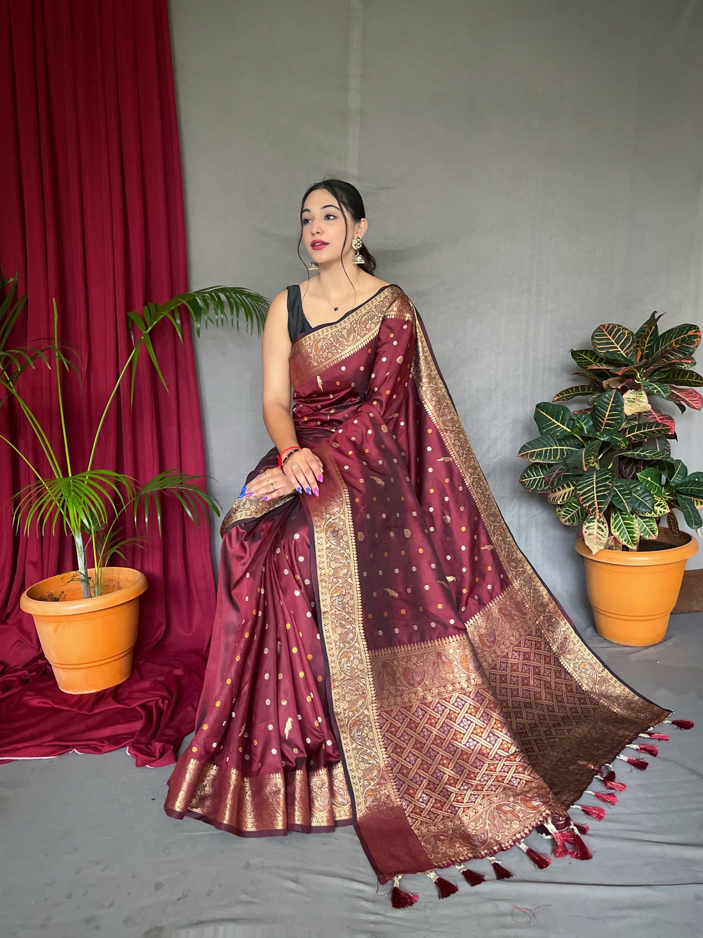 PURE SOFT  SILK SAREE WITH COPPER AND GOLDEN ZARI WEAVED BORDER AND RICH PALLU WITH BEAUTIFUL MOTIFS AND ELEGANT COLOR