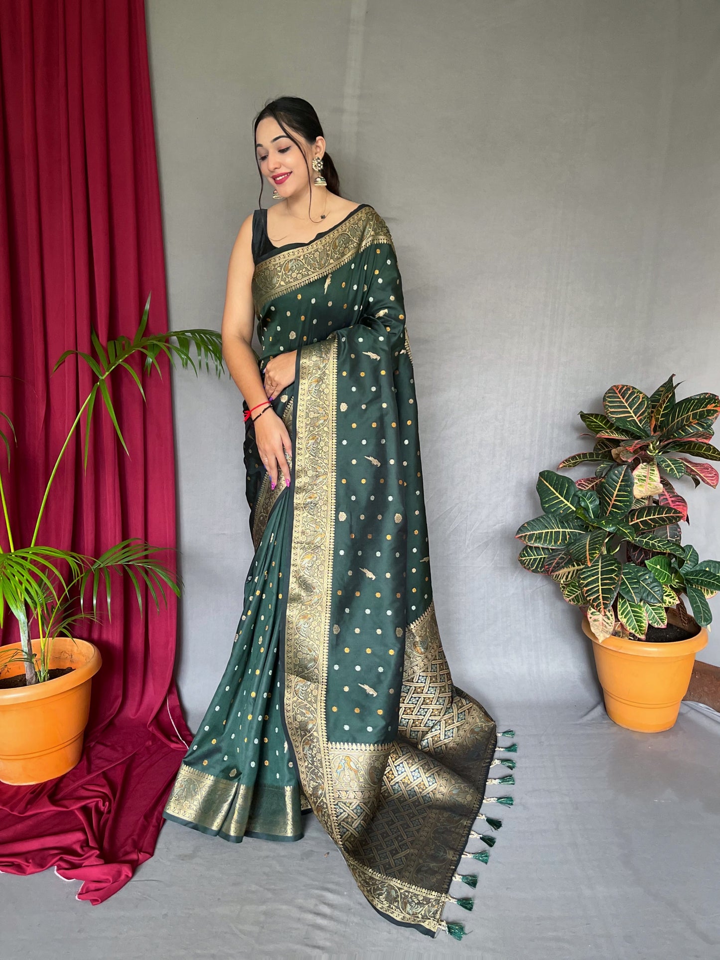 PURE SOFT  SILK SAREE WITH COPPER AND GOLDEN ZARI WEAVED BORDER AND RICH PALLU WITH BEAUTIFUL MOTIFS AND ELEGANT COLOR