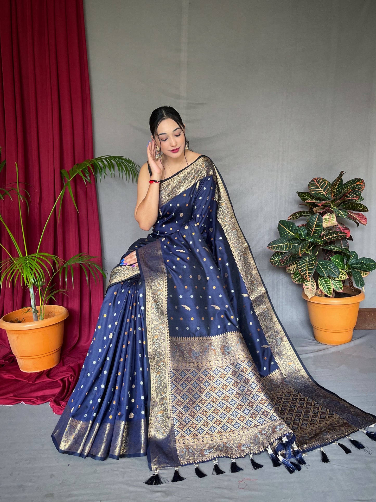 PURE SOFT  SILK SAREE WITH COPPER AND GOLDEN ZARI WEAVED BORDER AND RICH PALLU WITH BEAUTIFUL MOTIFS AND ELEGANT COLOR