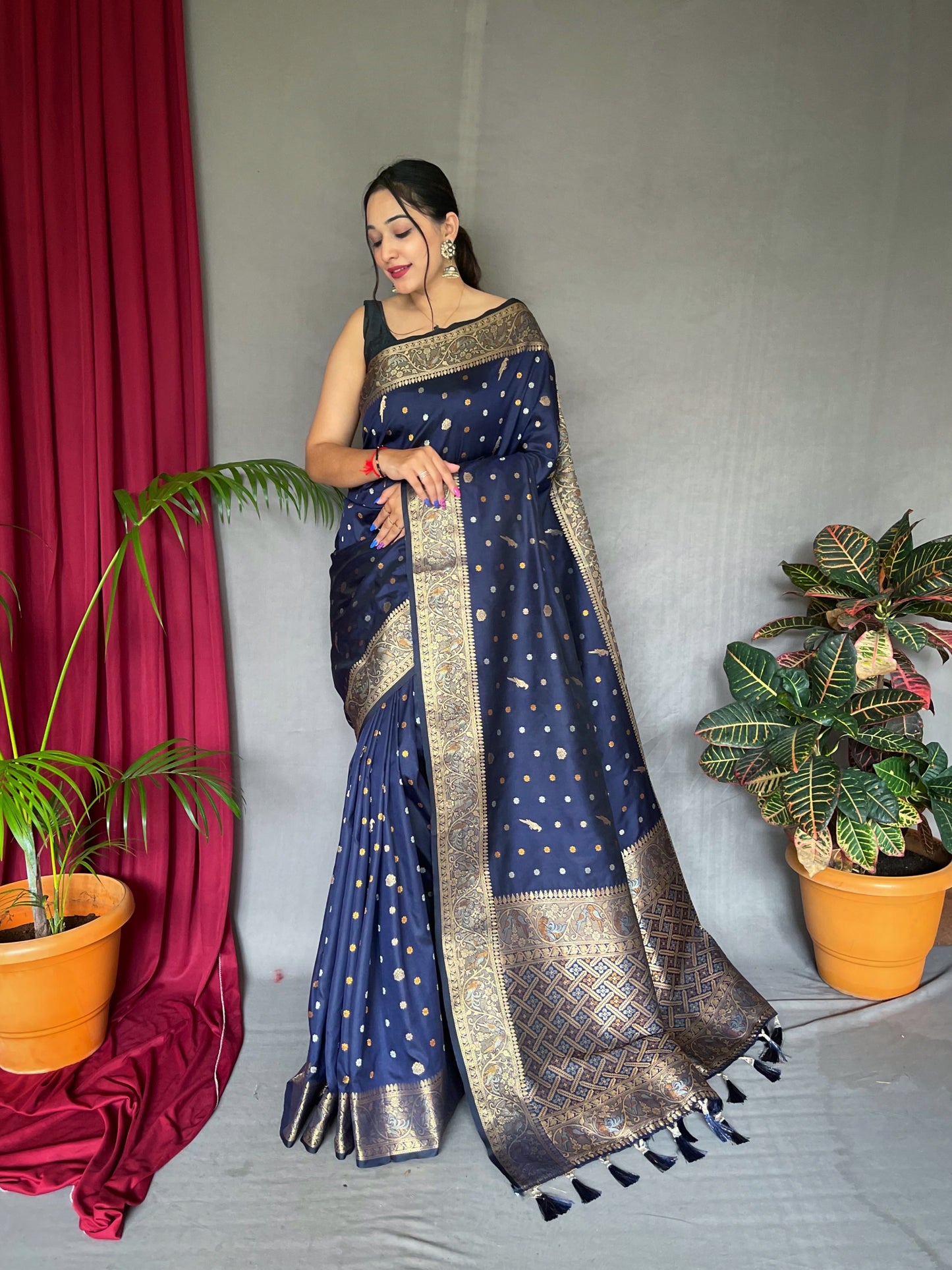 PURE SOFT  SILK SAREE WITH COPPER AND GOLDEN ZARI WEAVED BORDER AND RICH PALLU WITH BEAUTIFUL MOTIFS AND ELEGANT COLOR