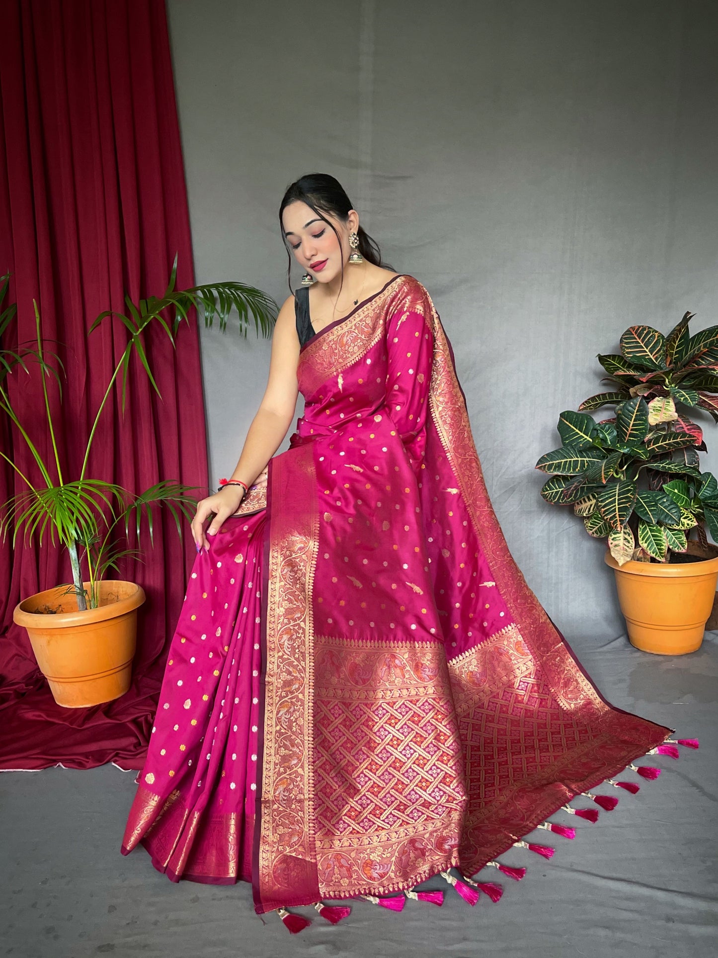 PURE SOFT  SILK SAREE WITH COPPER AND GOLDEN ZARI WEAVED BORDER AND RICH PALLU WITH BEAUTIFUL MOTIFS AND ELEGANT COLOR