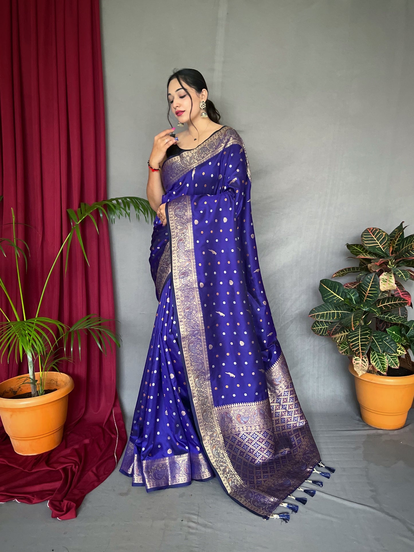 PURE SOFT  SILK SAREE WITH COPPER AND GOLDEN ZARI WEAVED BORDER AND RICH PALLU WITH BEAUTIFUL MOTIFS AND ELEGANT COLOR